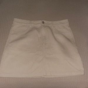 Cute fall skirt 🍂
Size : large
Color : Crème